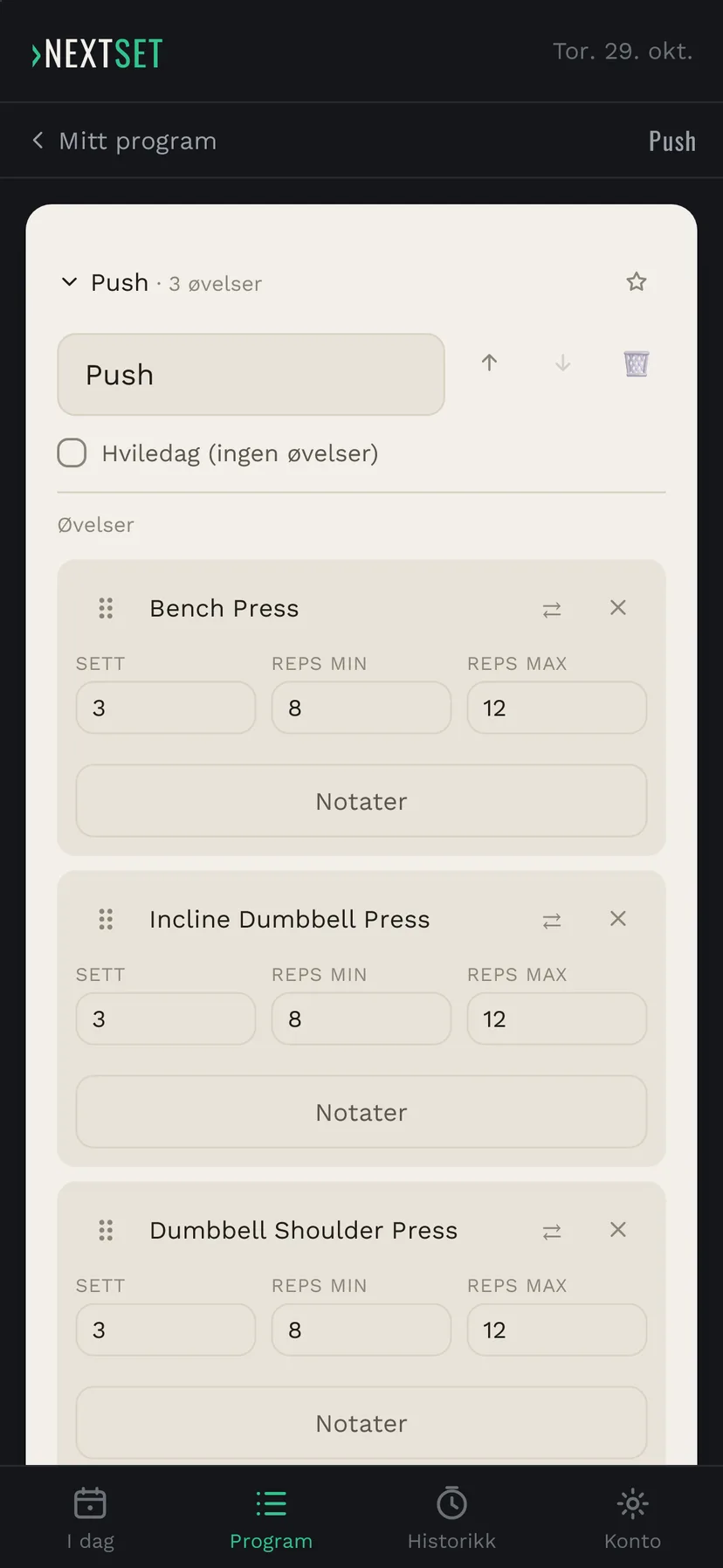 Dagen Push med tre øvelser: Bench Press, Incline Dumbbell Press og Dumbbell Shoulder Press, hver med felt for sett og reps